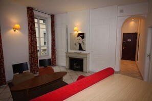 Family Apartment, 2 Bedrooms, Non Smoking, Kitchen | Living room | Flat-screen TV