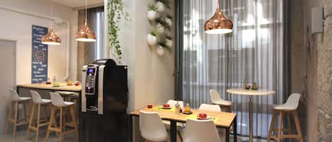 Frukostbuffé varje dag (EUR 14.5 per person)