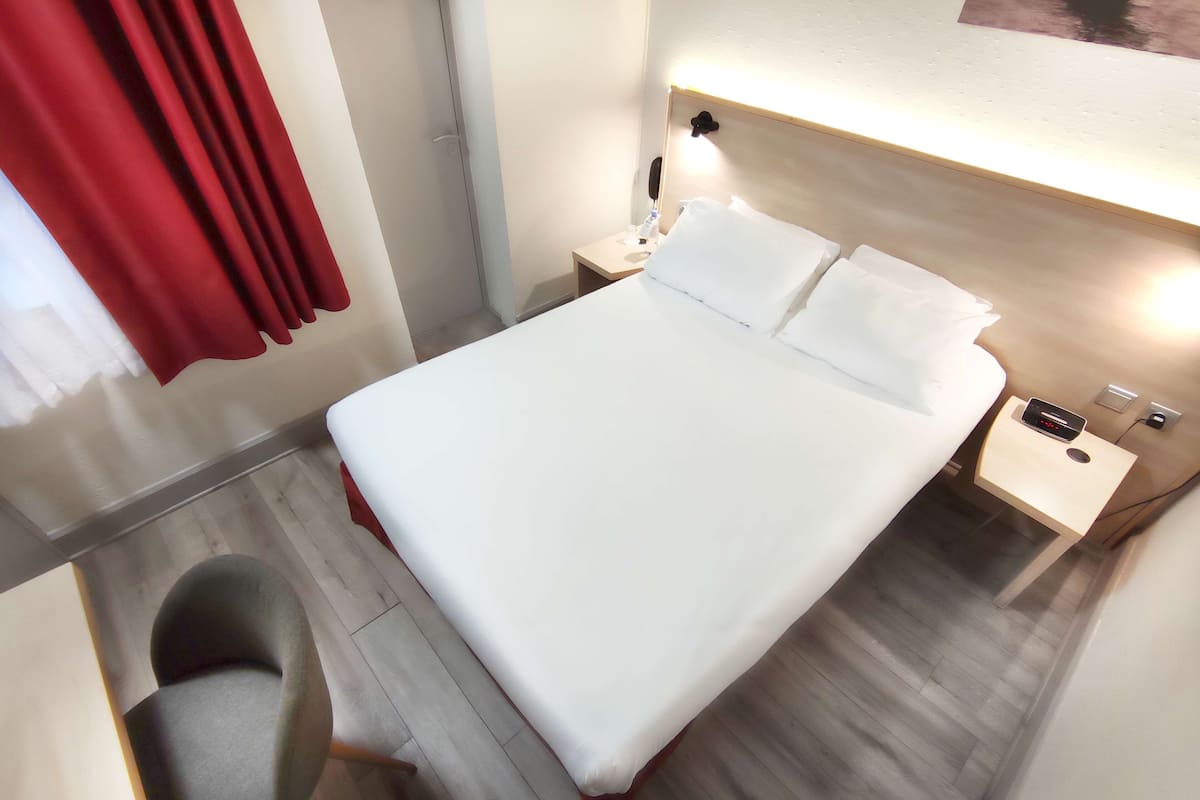 Classic Room, 1 Double Bed, Non Smoking (Small Room) | Premium bedding, in-room safe, desk, laptop workspace