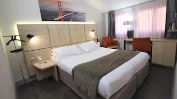 Ropa de cama de alta calidad y caja de seguridad en la habitación