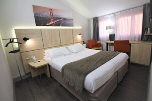 Roupas de cama premium, cofres nos quartos, escrivaninha