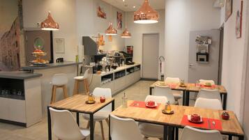 Dagelijks ontbijtbuffet (EUR 14.5 per persoon)