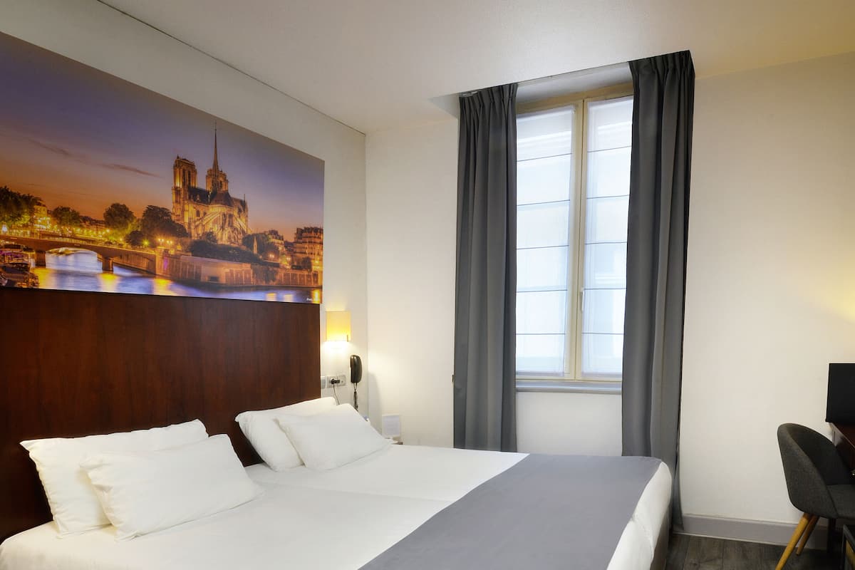 Superior Room, 1 King Bed, Non Smoking (Larger Room) | Premium bedding, in-room safe, desk, laptop workspace