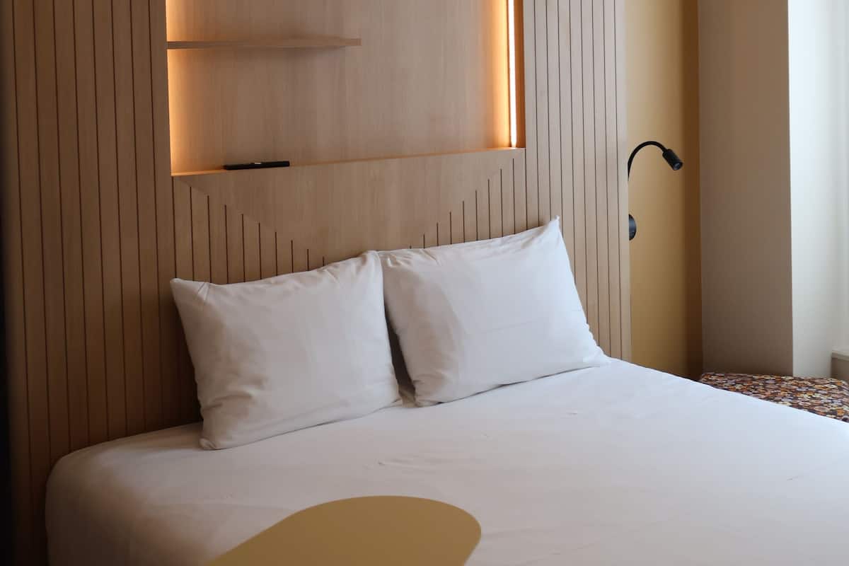 Premium bedding, in-room safe, desk, laptop workspace