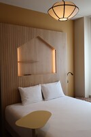 Ropa de cama de alta calidad y caja de seguridad en la habitación
