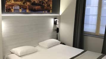 Ropa de cama de alta calidad y caja de seguridad en la habitación