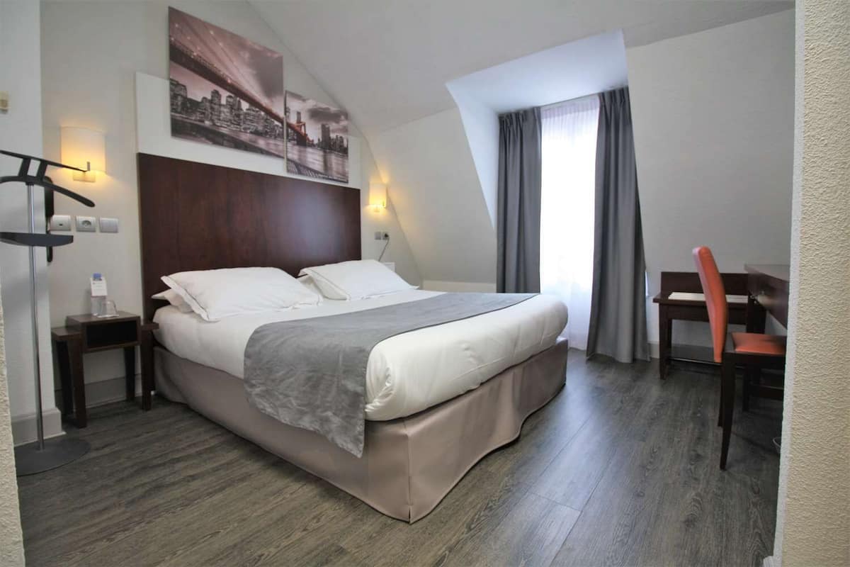 Premium bedding, in-room safe, desk, laptop workspace
