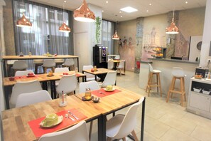 Tägliches Frühstücksbuffet (14.5 EUR pro Person)