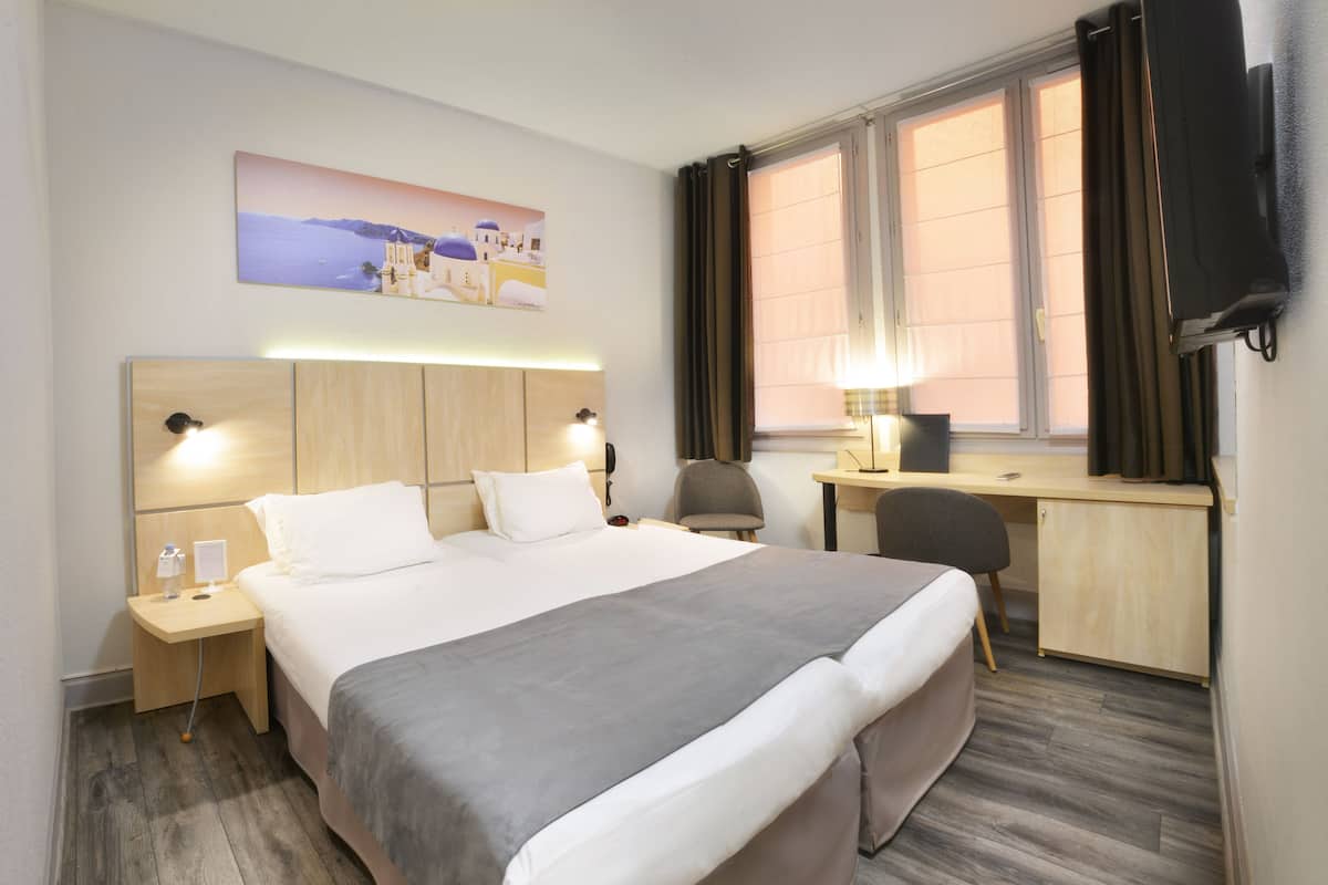 Premium bedding, in-room safe, desk, laptop workspace