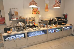 Petit déjeuner buffet servi tous les jours en supplément