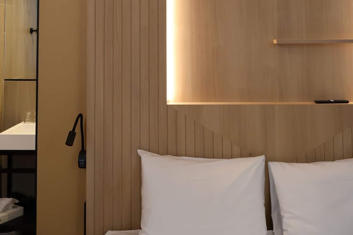 Superior Room, 1 King Bed, Non Smoking (Larger Room) | Premium bedding, in-room safe, desk, laptop workspace