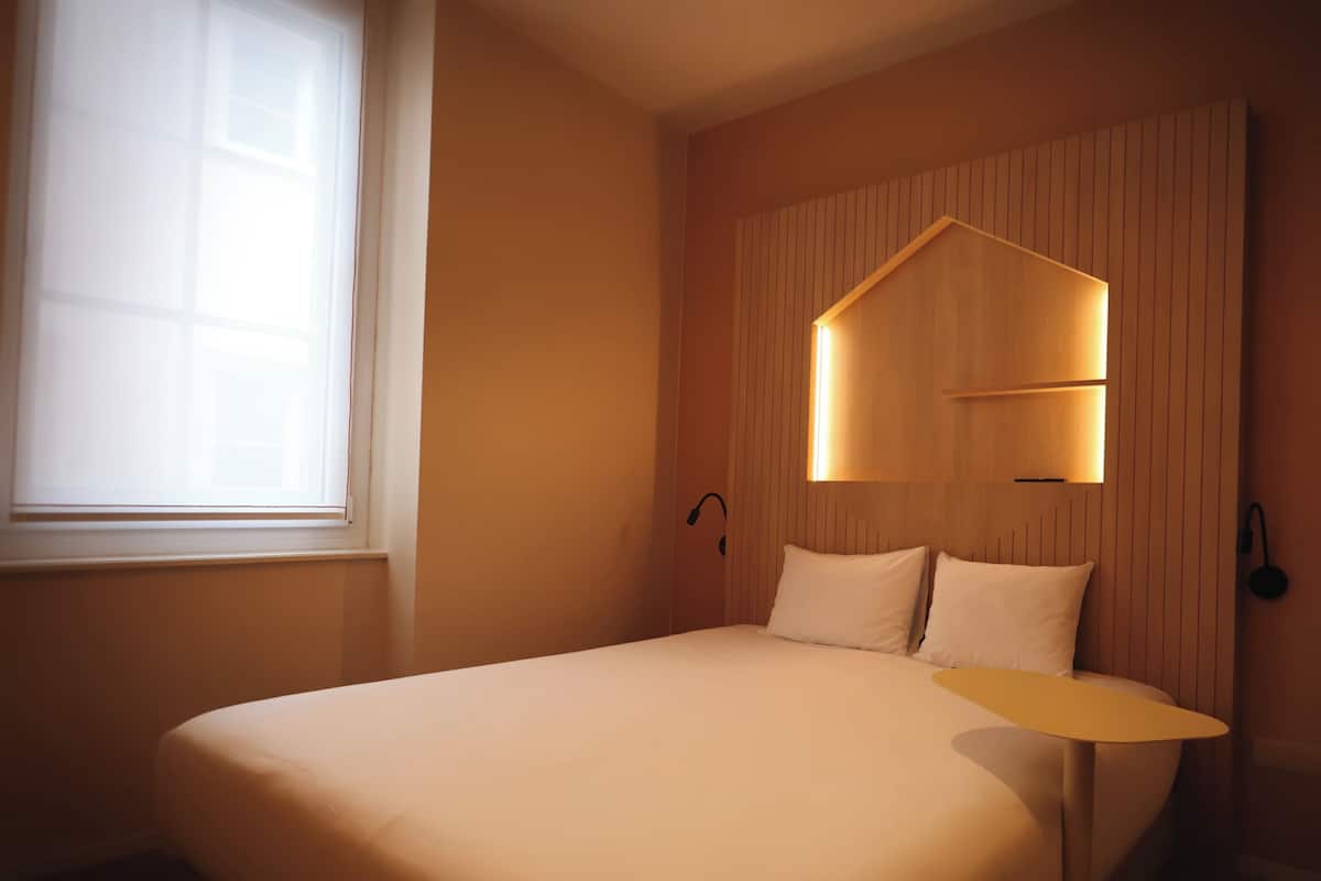 Comfort Room, 1 Queen Bed, Non Smoking | Premium bedding, in-room safe, desk, laptop workspace