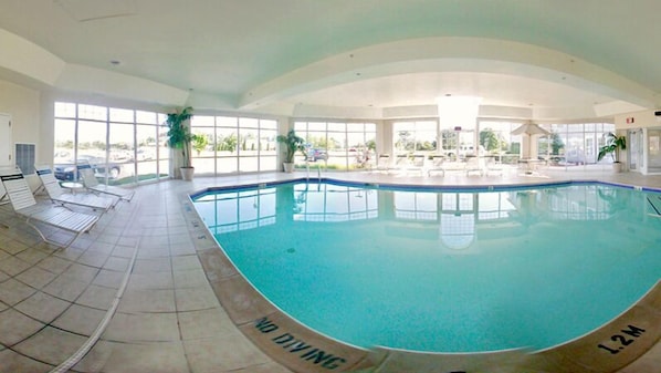 Indoor pool, sun loungers