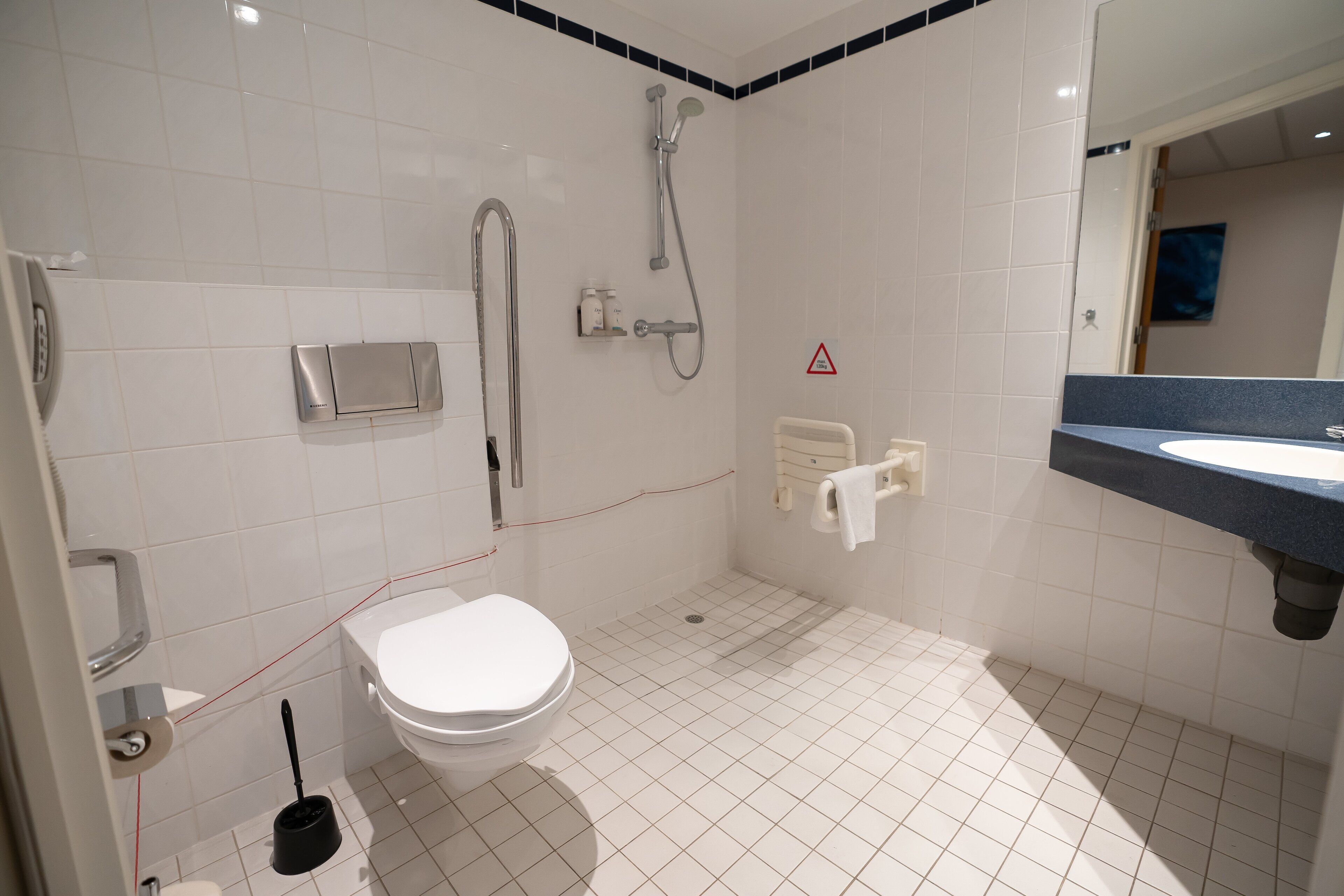 Un baño moderno con inodoro, ducha y lavamanos.