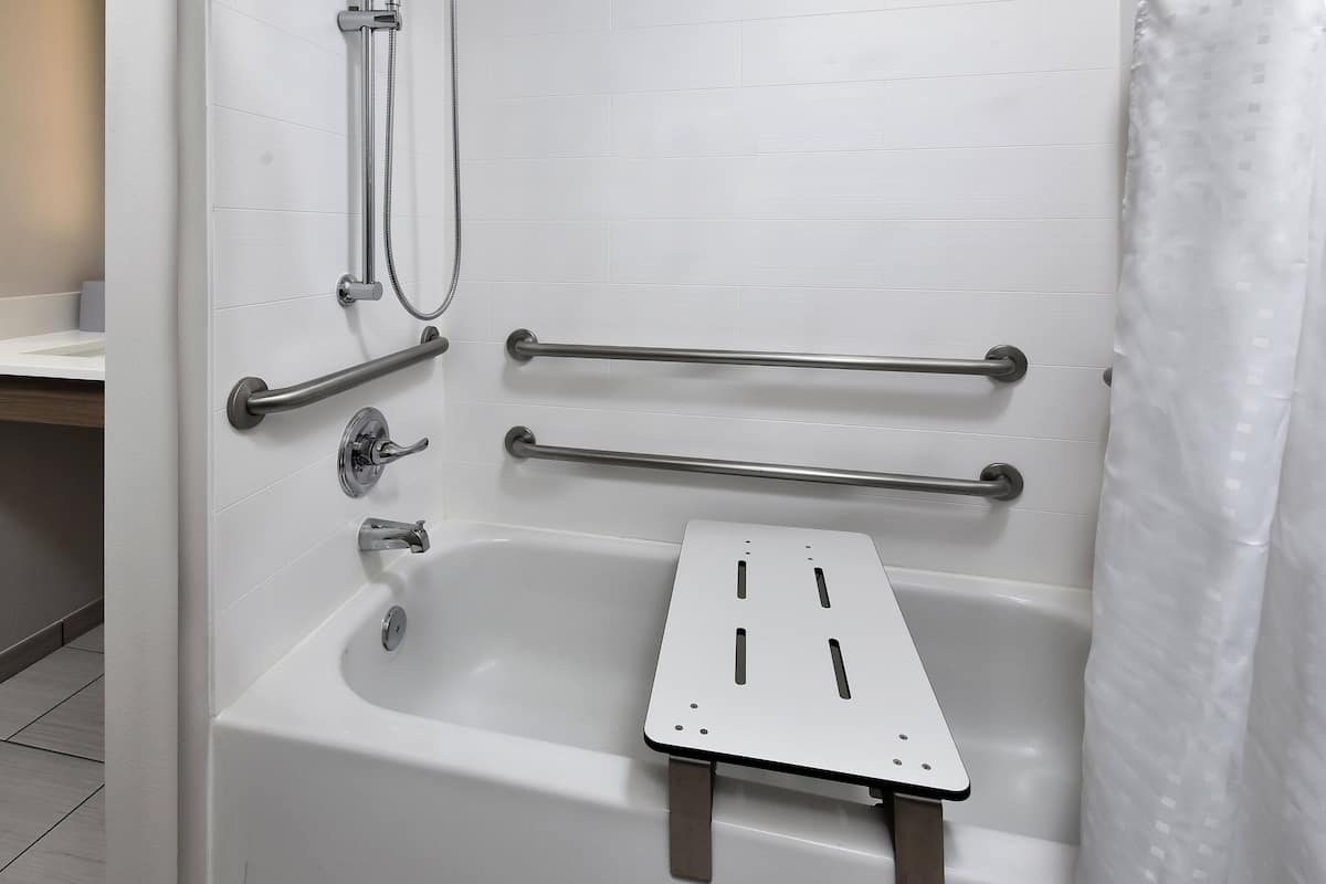 Habitación estándar, 1 cama King size, con acceso para personas discapacitadas (Communications) | Baño | Tina con regadera, secadora de cabello, toallas, jabón