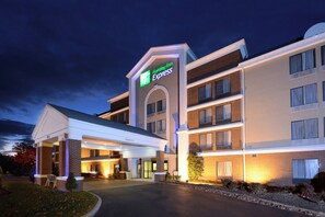 A Holiday Inn Express hotel with a covered entrance, multiple floors, and a parking lot. - Holiday Inn Express Richmond I-64 Short Pump Area by IHG (Richmond)