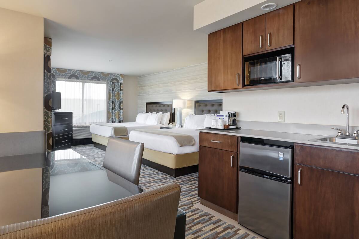 standard room, 1 king bed, accessible (mobility, roll-in shower) | premium bedding, pillow-top beds, desk, iron/ironing board