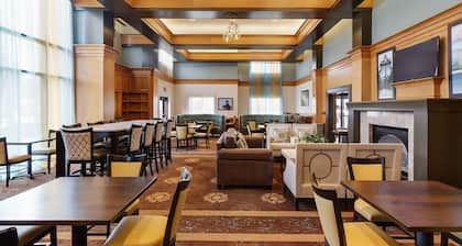 Holiday Inn Express Hotel & Suites Warwick-Providence (Arpt) by IHG