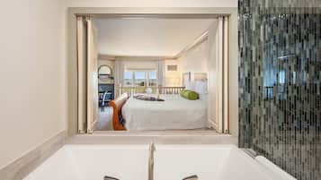 Kamer, 1 kingsize bed (Premier Bay View Suite) | Badkamer | Gratis toiletartikelen, een haardroger, badjassen, handdoeken
