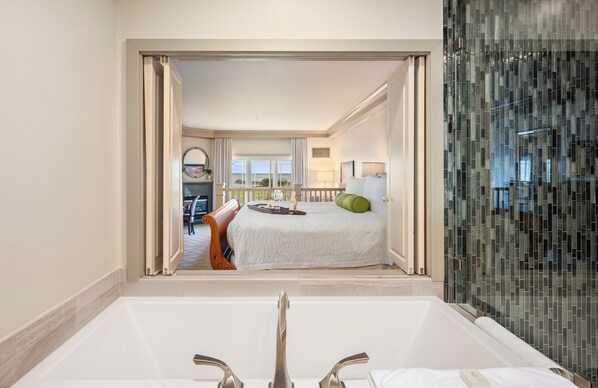 Huone, 1 suuri parisänky (Premier Bay View Suite) | Kylpyhuone | Ilmaiset hygieniatuotteet, hiustenkuivaaja, kylpytakit, pyyhkeet