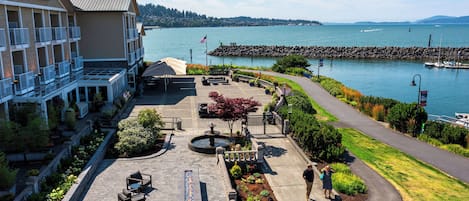 Quarto, 1 cama King, vista para a baía | Terraço/pátio