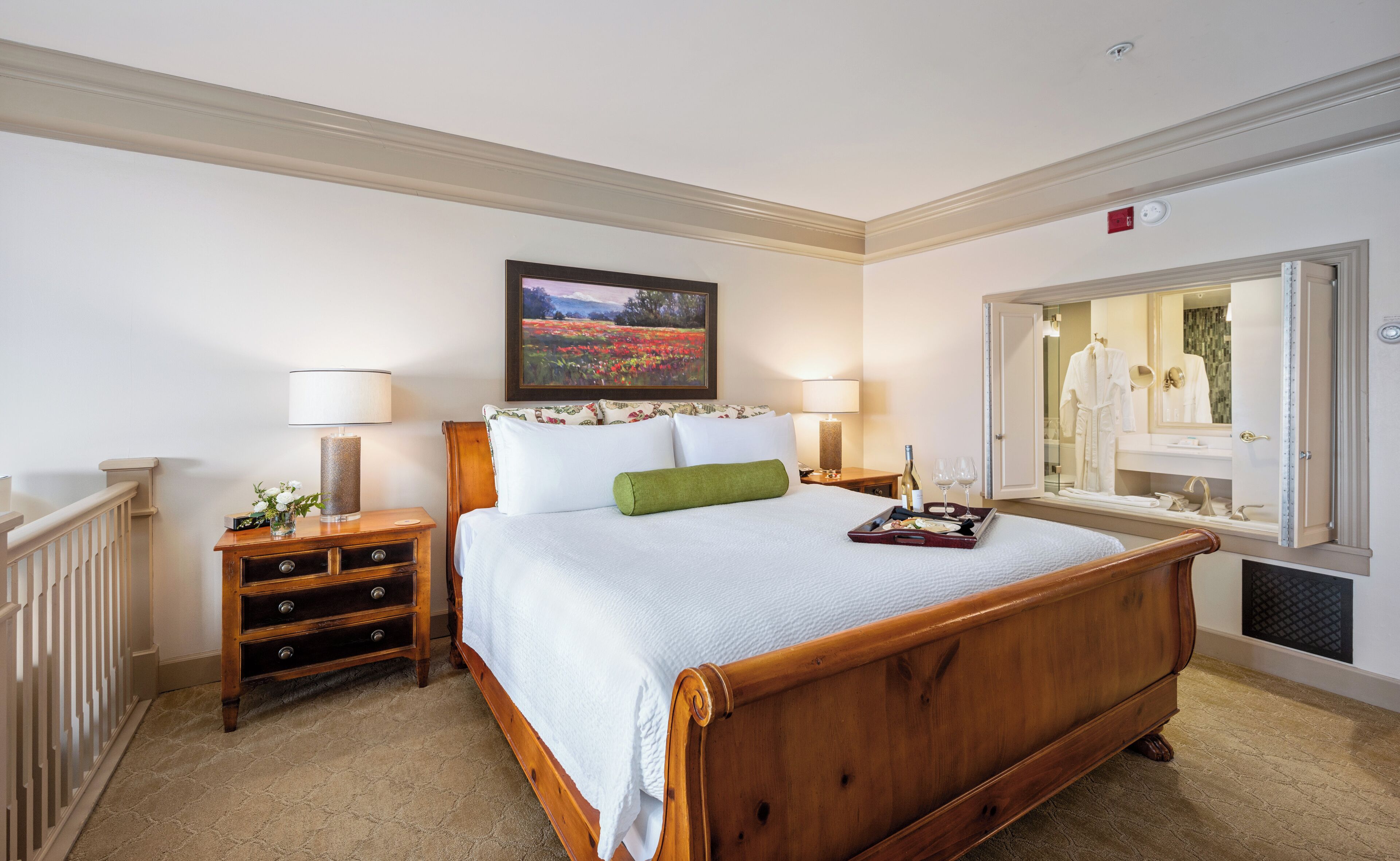 أغطية فراش متميزة وألحفة محشوة بالريش وأسرّة بطبقة علوية مريحة وميني بار