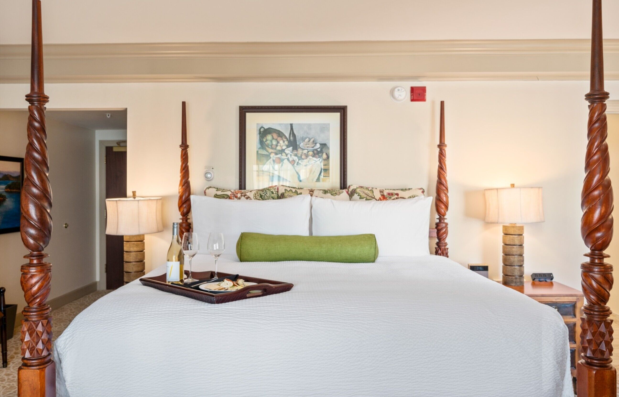 Deluxe kamer, 1 kingsize bed, uitzicht op binnenplaats (Deluxe Plaza) | Luxe beddengoed, donzen dekbedden, pillowtop-bedden, een minibar