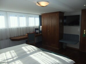 Hypo-allergenic bedding, in-room safe, desk, blackout drapes