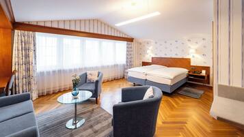 Dobbeltrom – familie, privat bad | Safe på rommet, skrivebord, blendingsgardiner og wi-fi (inkludert)