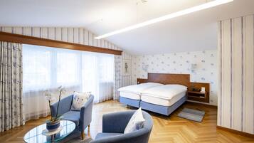 Habitación panorámica doble | Ropa de cama hipoalergénica, caja fuerte, escritorio y cortinas opacas