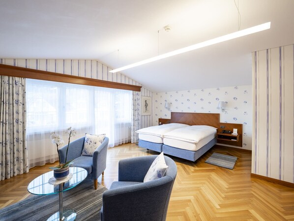 غرفة بانوراما مزدوجة | ملاءات للفراش لا تسبب الحساسية وخزنة داخل الغرفة ومكتب وستائر تعتيم