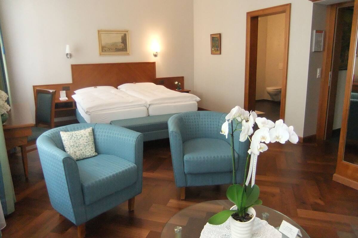 hypo-allergenic bedding, in-room safe, desk, blackout curtains