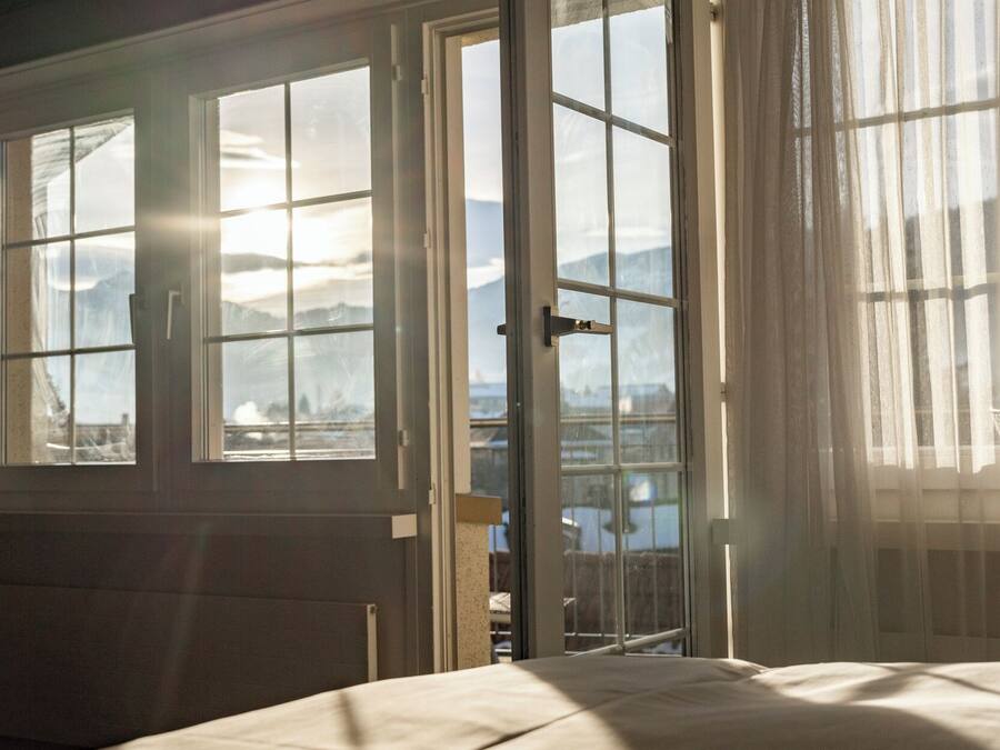 Literie hypoallergénique, coffres-forts dans les chambres, bureau