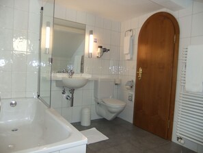 Habitación doble estándar, baño privado | Baño | Secadora de cabello y toallas 