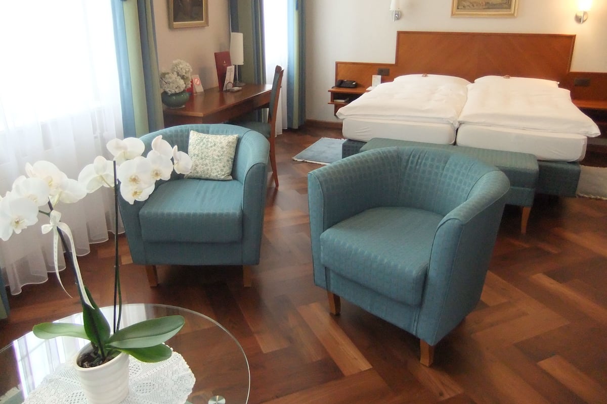 Ropa de cama hipoalergénica y caja de seguridad en la habitación