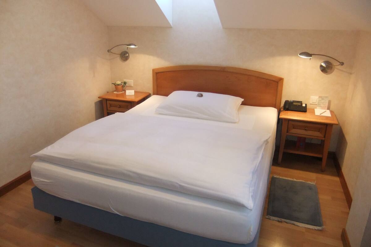 standard single room, private bathroom | hypo-allergenic bedding, in-room safe, desk, blackout curtains