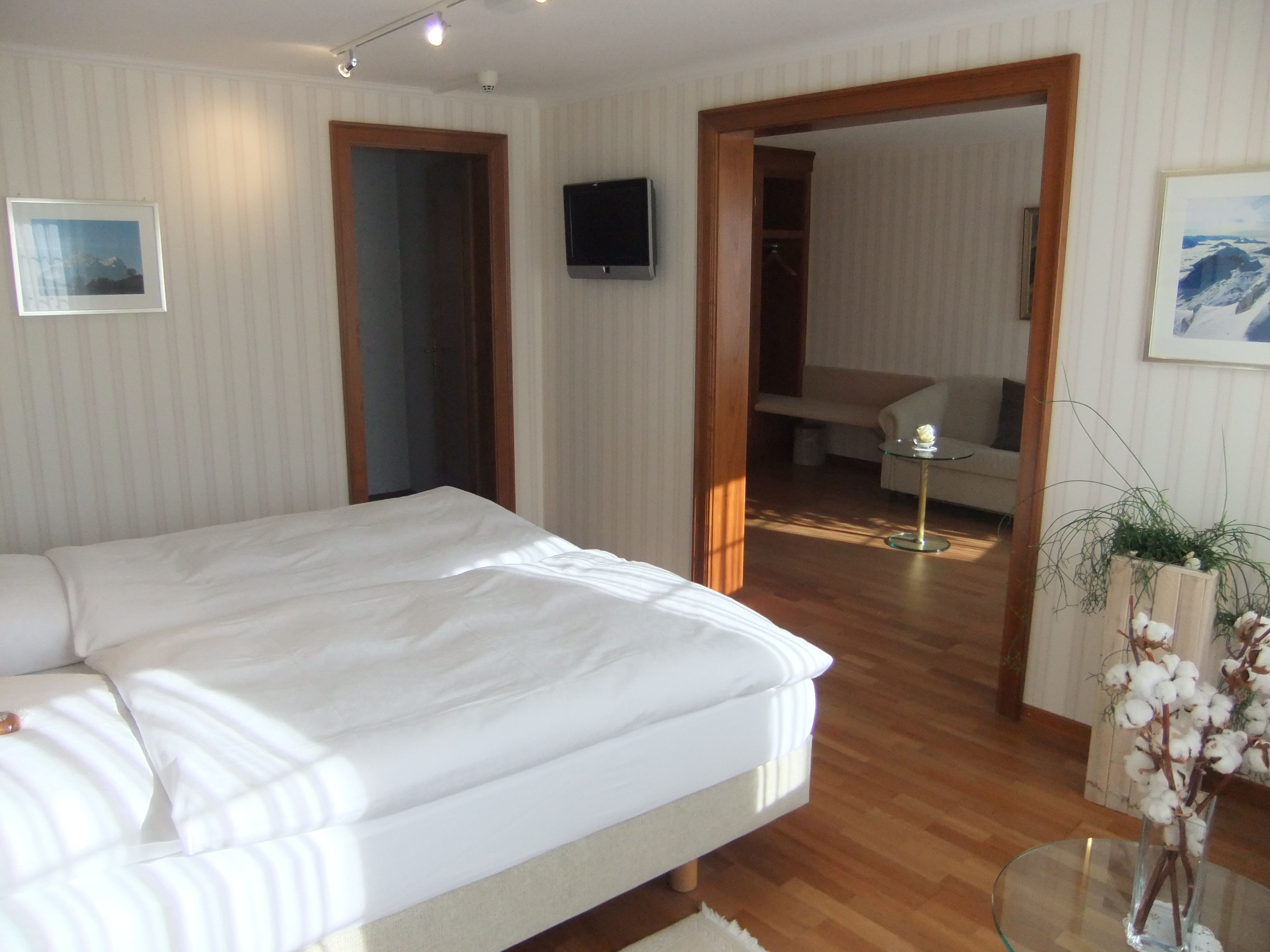 Literie hypoallergénique, coffres-forts dans les chambres, bureau