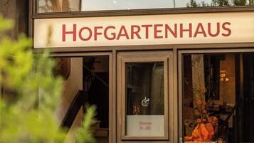 Un hotel llamado Hofgartenhaus con un cartel sobre la entrada.