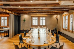 2 restaurantes; se sirve desayuno, almuerzo y cena; cocina internacional