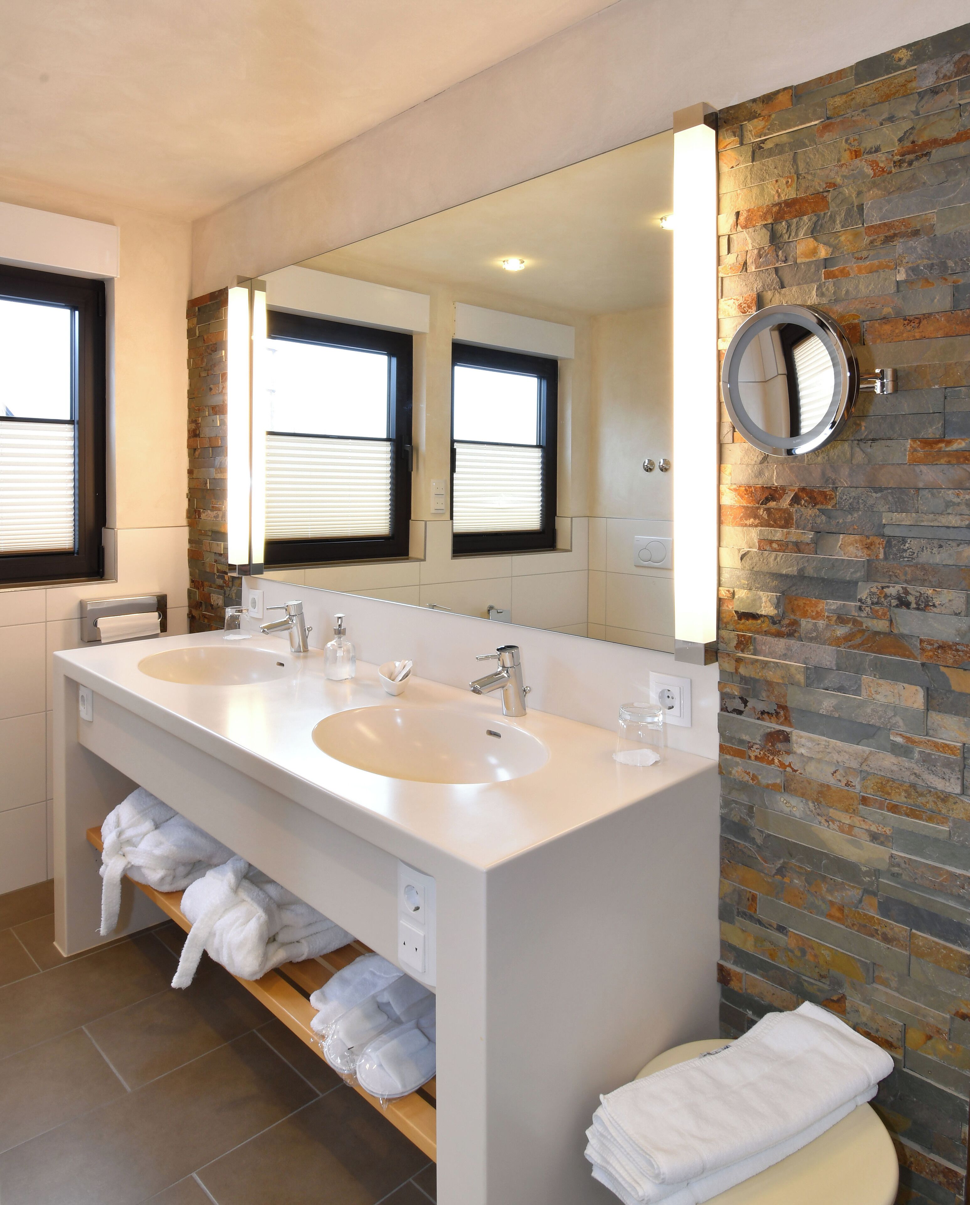 junior suite (hofgartenhaus) | bathroom | free toiletries, hair dryer, towels