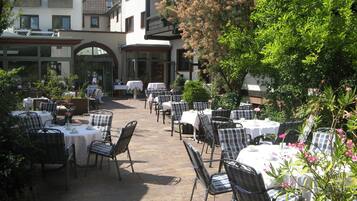 2 Restaurants, Frühstück, Mittagessen, Abendessen, internationale Küche