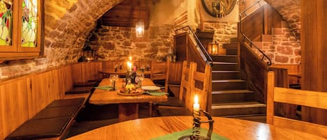 2 restaurants, breakfast, lunch, dinner served; international cuisine