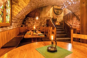 2 restaurants, spécialités Cuisine internationale