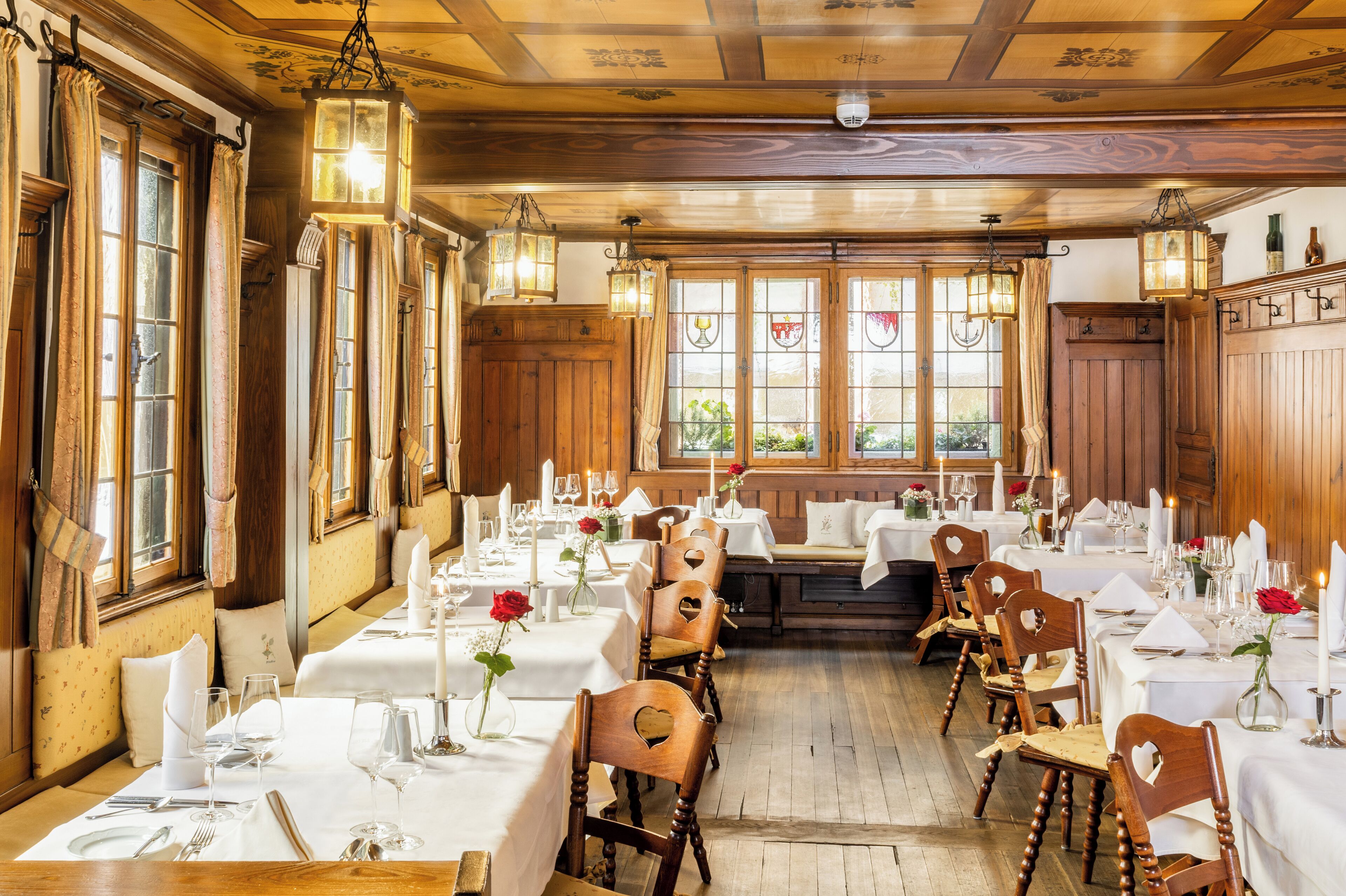 2 restaurants, breakfast, lunch, dinner served; international cuisine