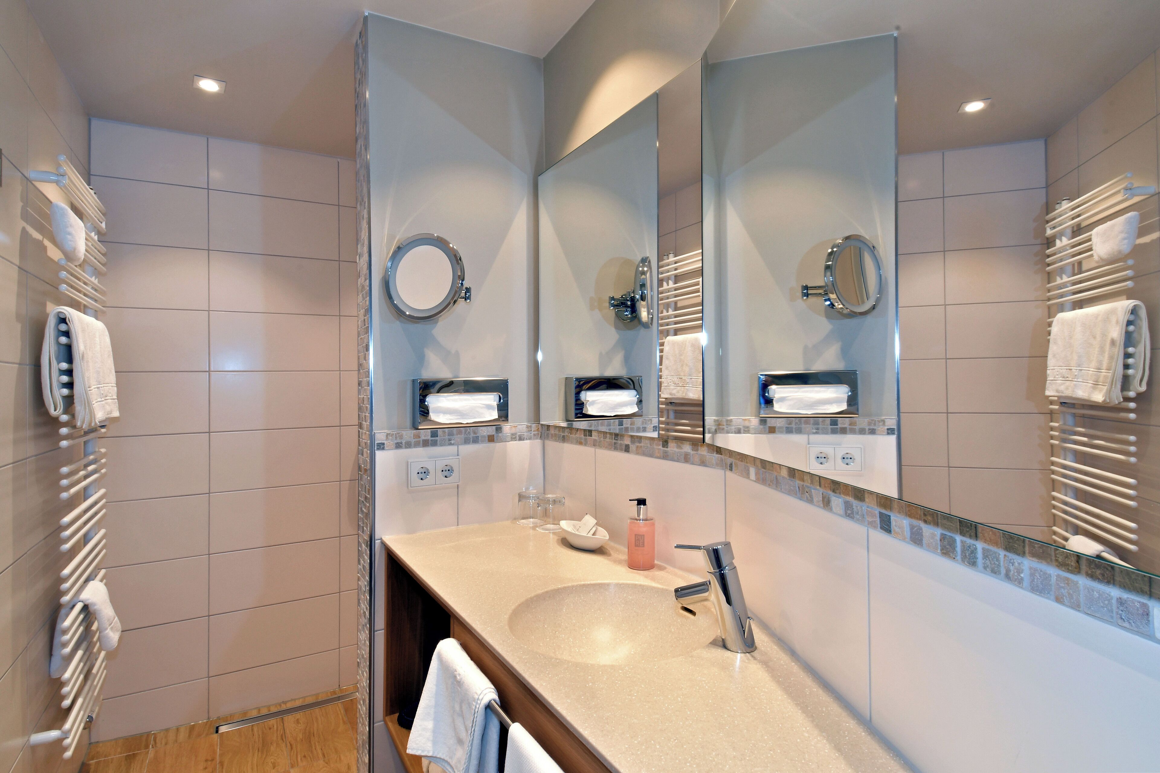 double room (torhaus) | bathroom | free toiletries, hair dryer, towels