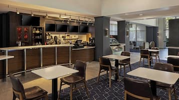 Se sirven desayunos, almuerzos, cenas y cocina americana