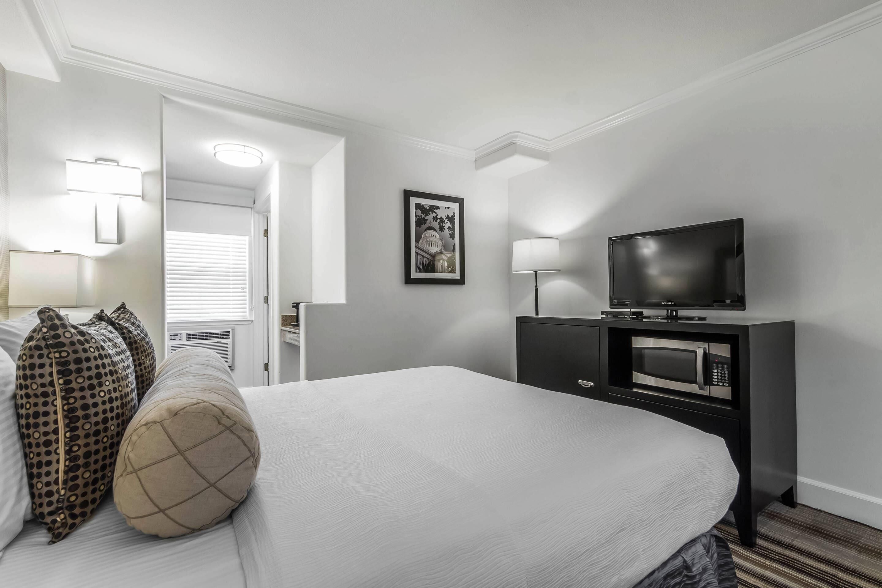 standard room, 1 queen bed, non smoking | premium bedding, pillow-top beds, desk, laptop workspace