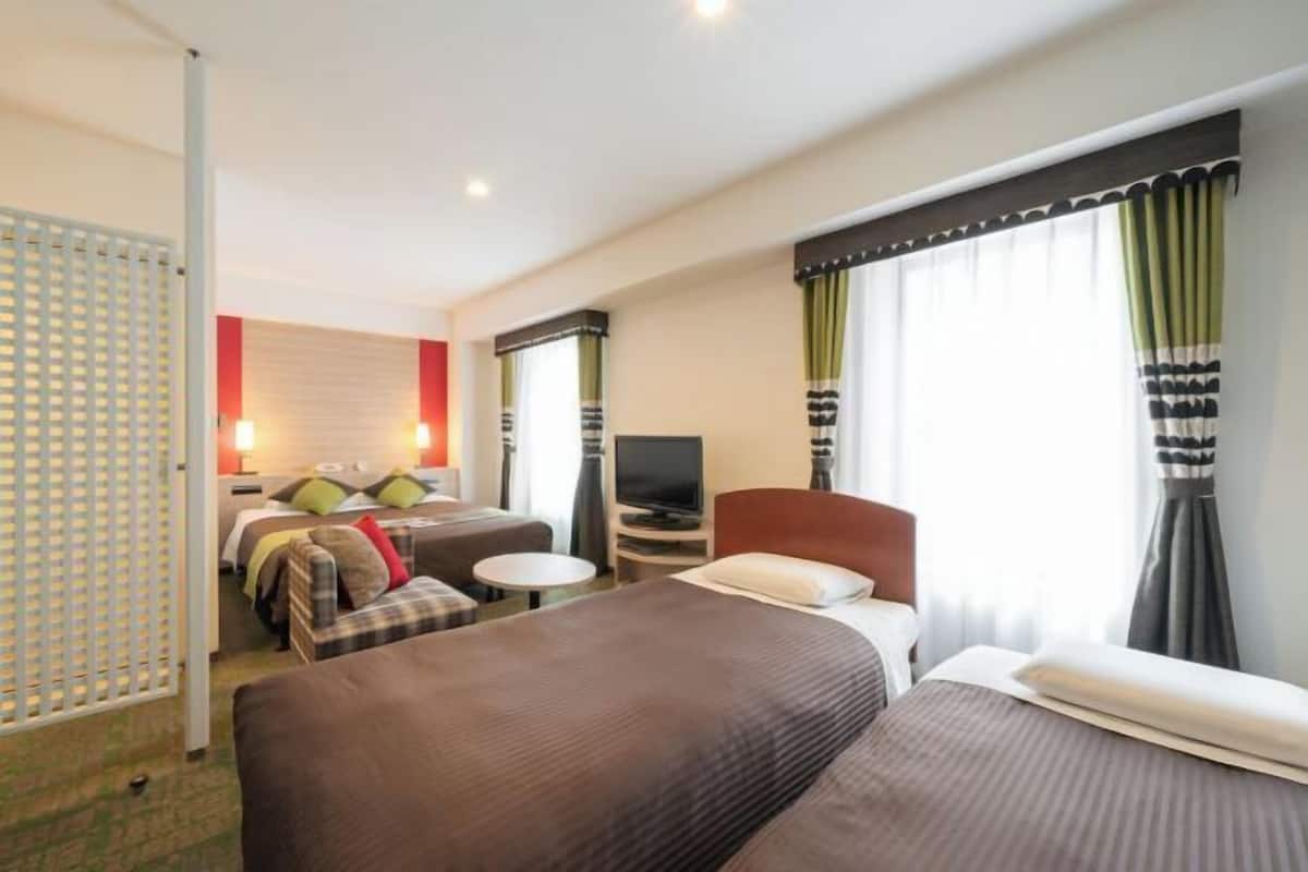 1 bedroom, premium bedding, down comforters, desk