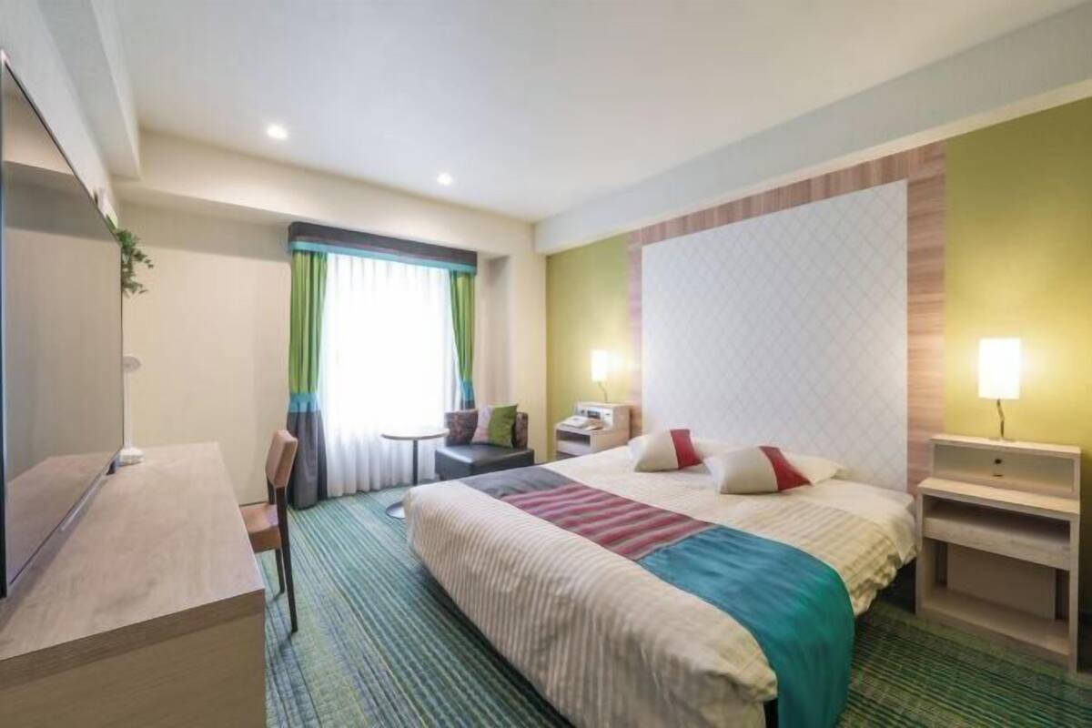 1 bedroom, premium bedding, down comforters, desk