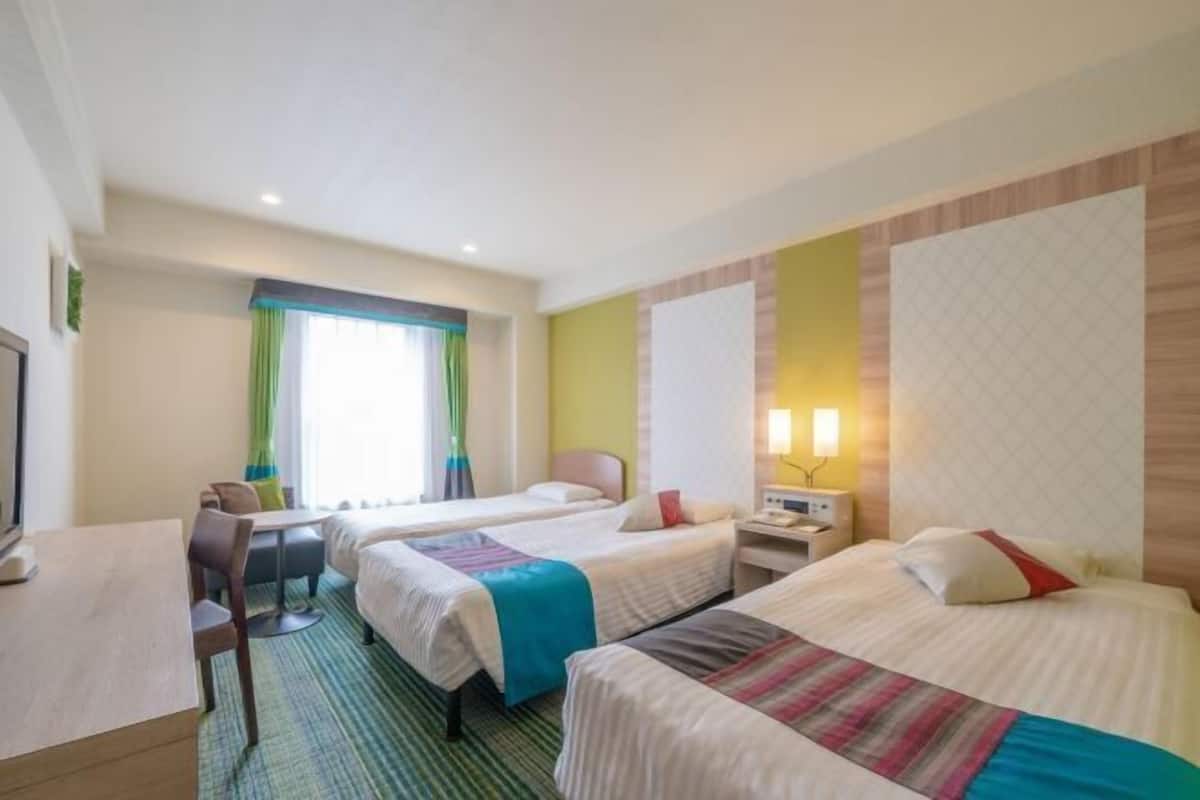 1 bedroom, premium bedding, down comforters, desk